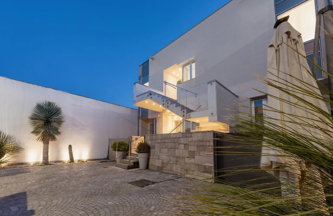 B&B White con Parcheggio Privato-1