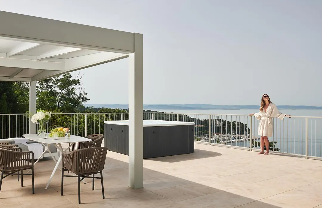 Maximilian Suites-1
