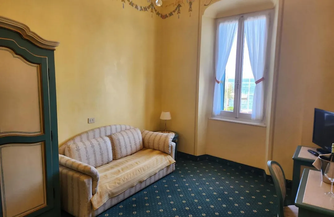 Hotel Alla Riviera Lake View-1