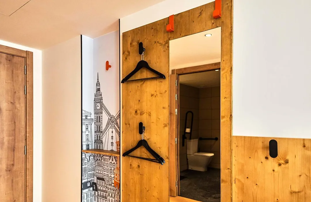 Easyhotel Barcelona La Sagrera-1