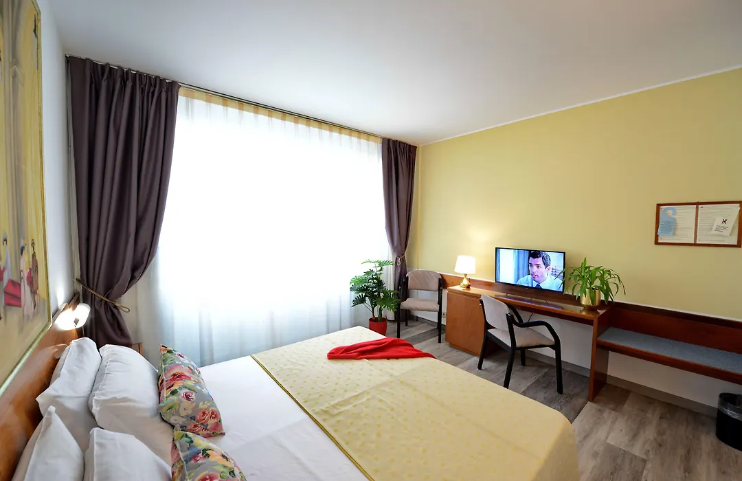 Hotel Krystal-1