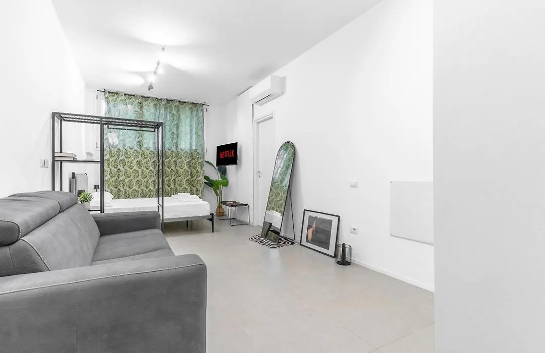 Room 12 Milano -Near Train Station -15 Min Rho Fiera-Duomo-Malpensa-1
