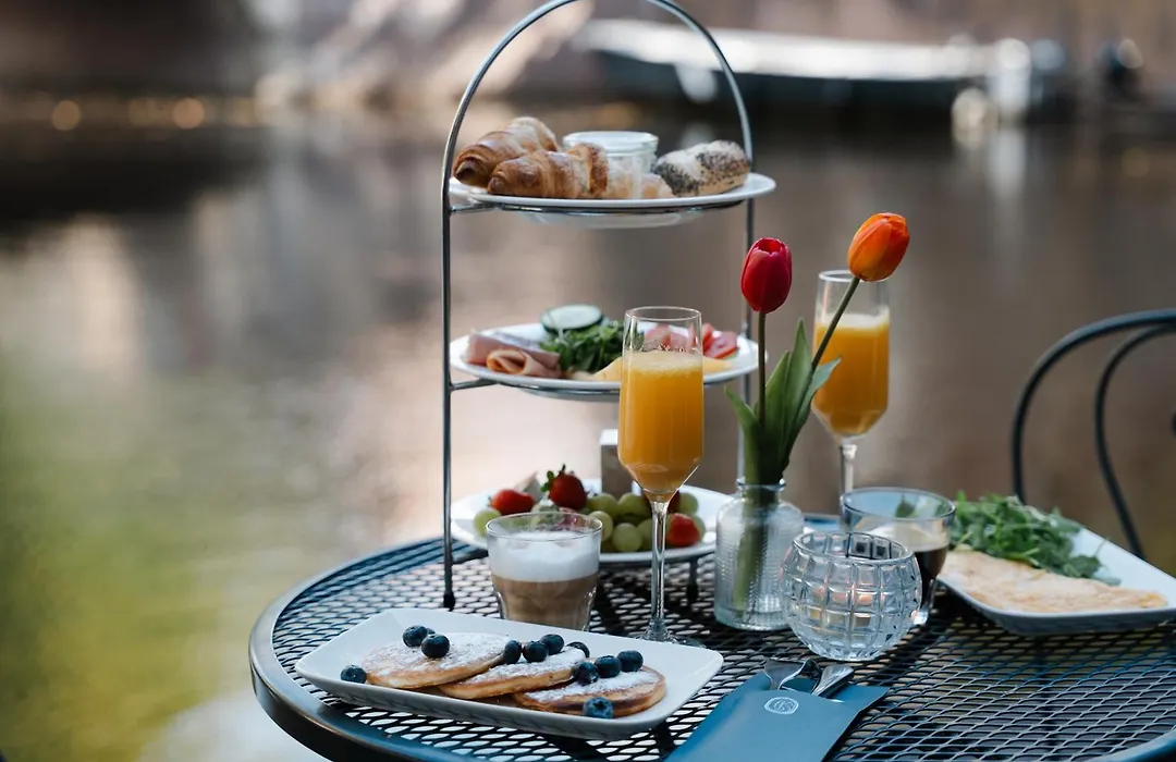Amsterdam Canal Hotel-1