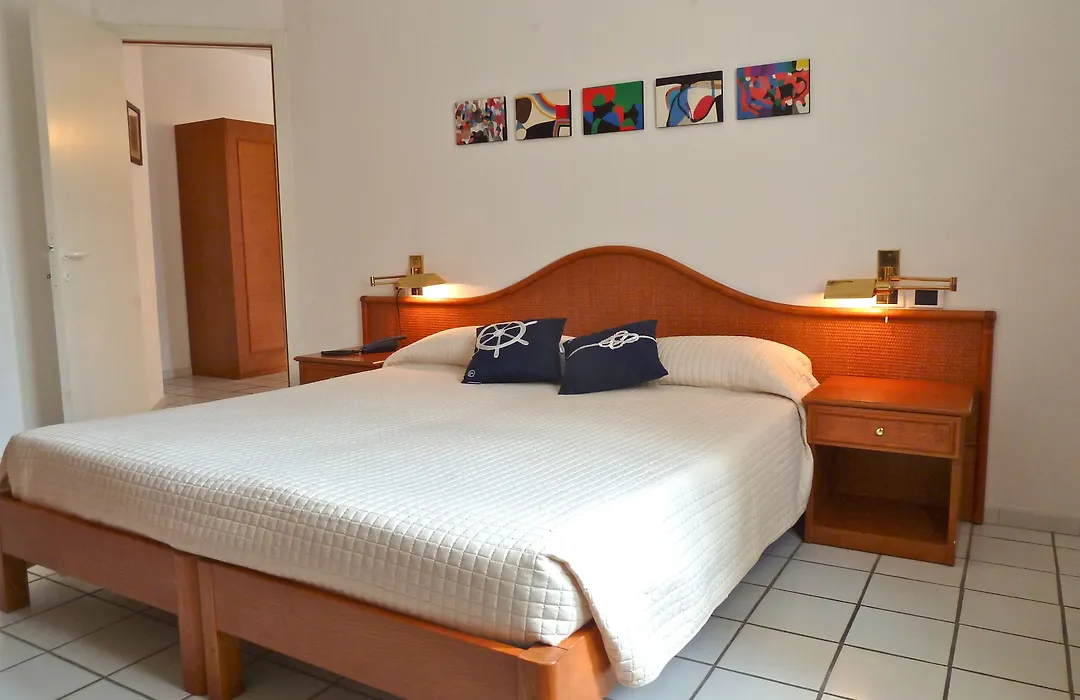 Hotel Yacht Club-1