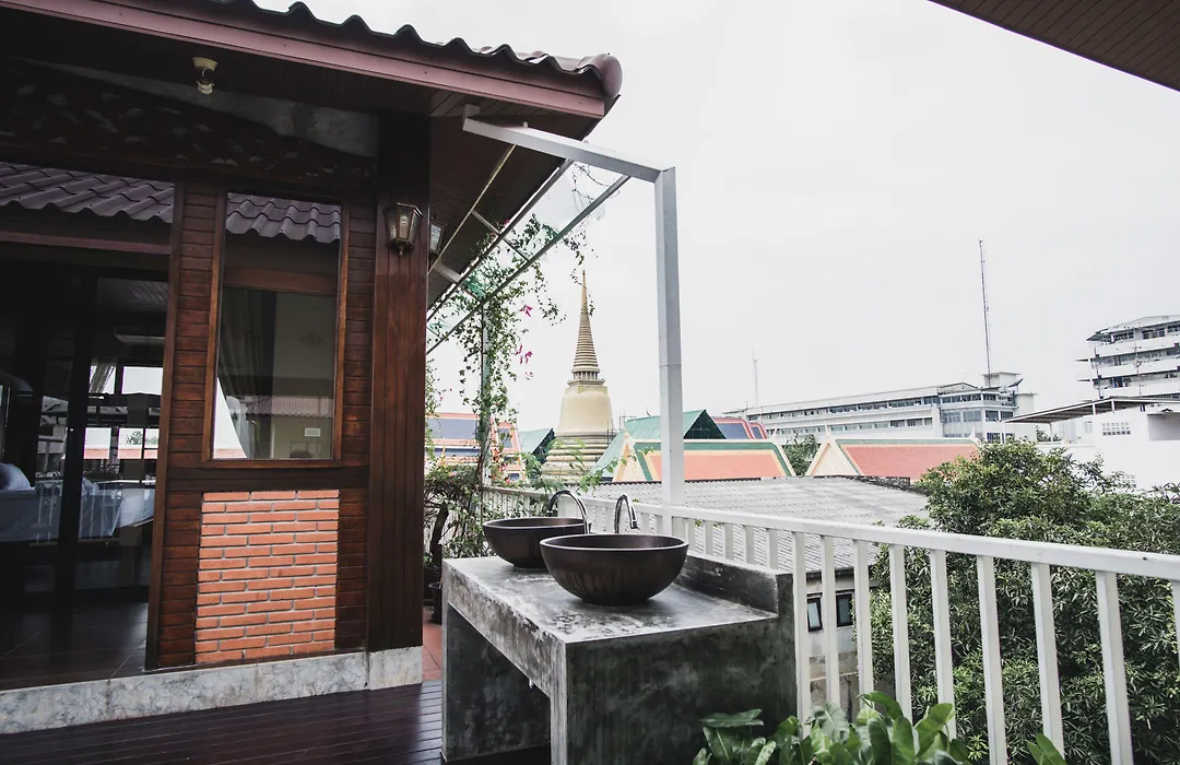 Feung Nakorn Balcony Rooms And Cafe-1