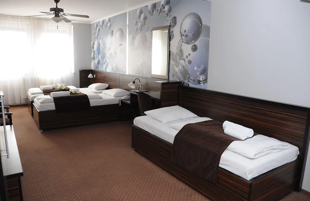 Green Hotel Budapest-1
