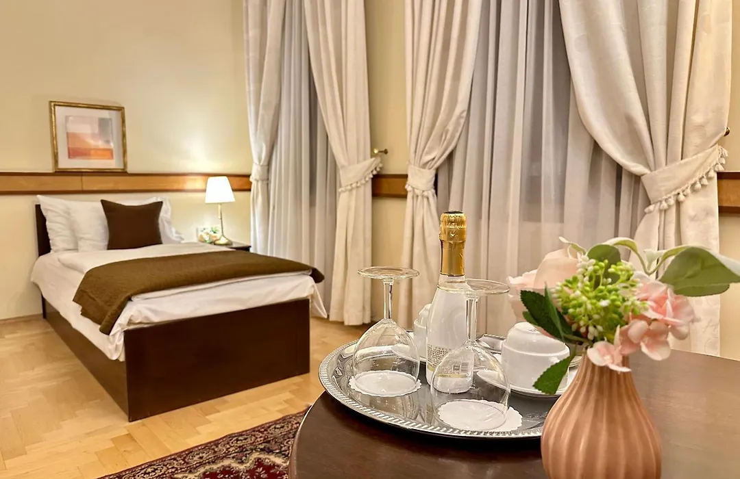 Fleur De Lis Hotel-1