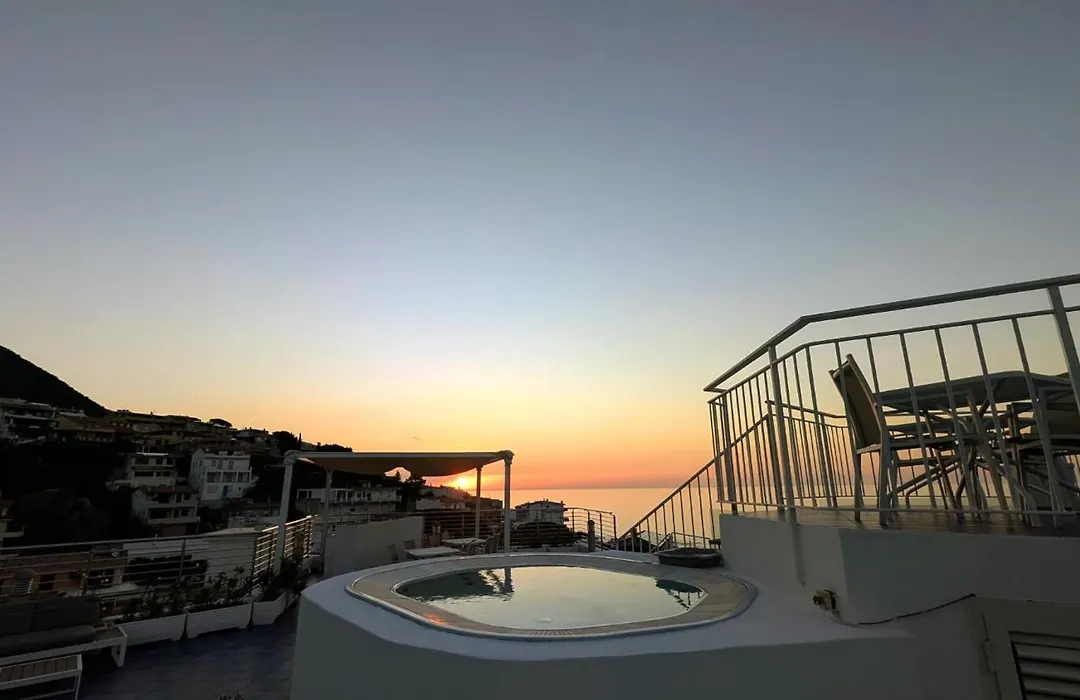 Bue Marino Hotel & Rooftop Bar-1