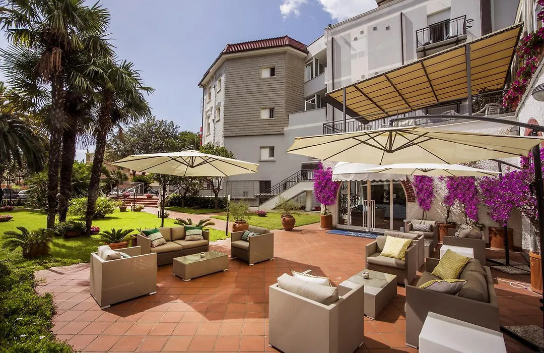 Hotel Riviera 3 Stelle con piscina estiva gratuita e garage a pagamento-1