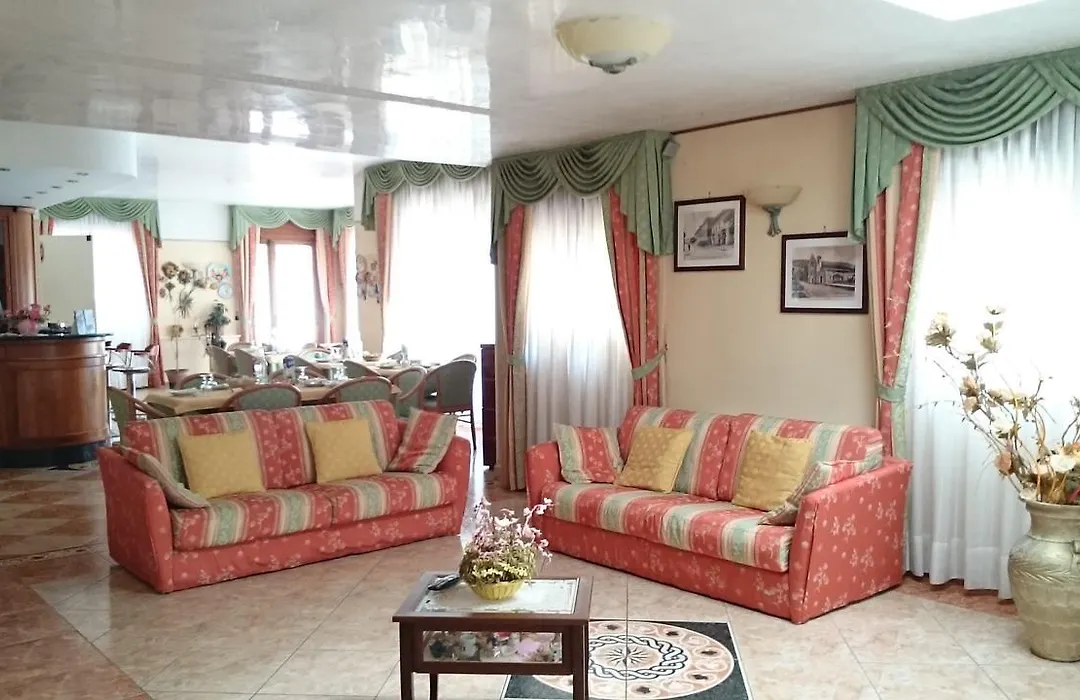 Hotel Holiday House-1