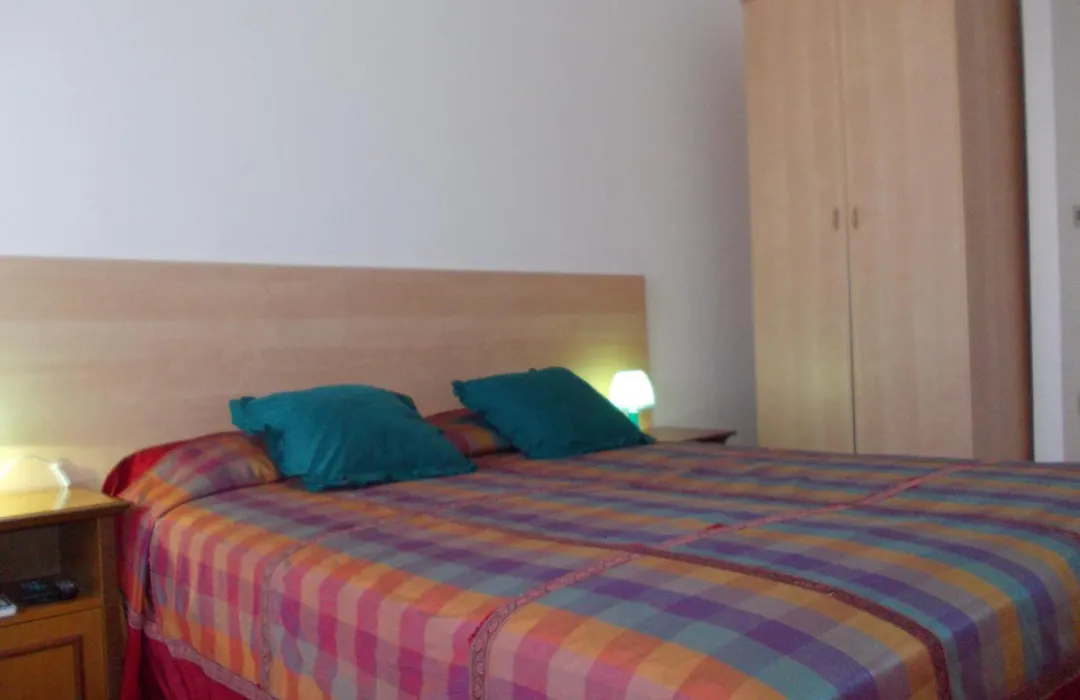 Travellers Lodge Bed & Rooms-1