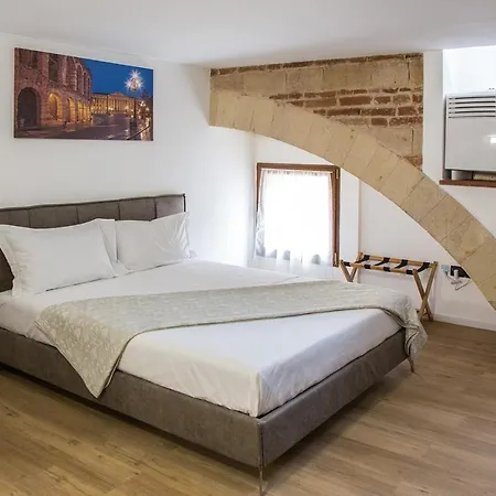 Aurelia Luxury - Piazza delle Erbe-3