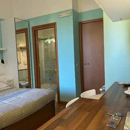Luna Rossa Roma Guest House-3