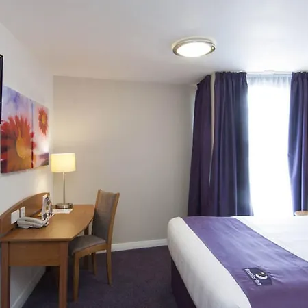 Premier Inn Edinburgh Central-2