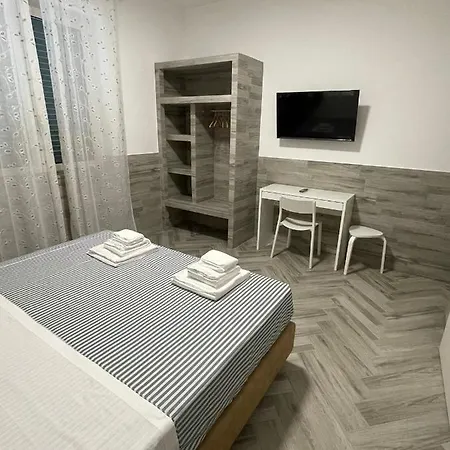 Holiday Rooms Rho-2