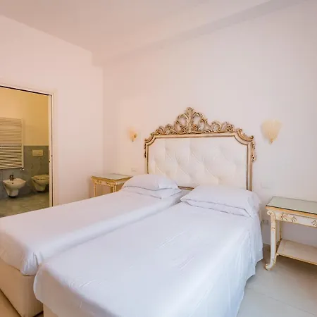 Residenza Due Torri check in presso HOTEL CENTRALE Vicolo Cattani 7-3