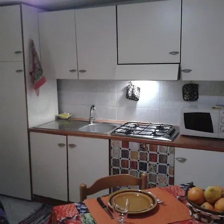 Camera in appartamento al piano terra-2