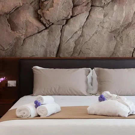 Palazzo Ferrucci Luxury Suites-3