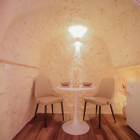 Romantic Suite With Private Jacuzzi Malely Suite-2