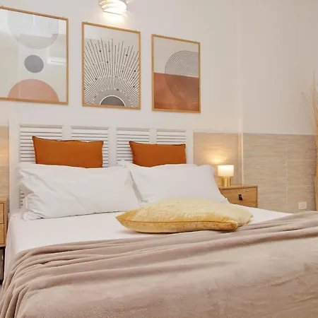 Opera Inn Suites - Rooms And Apartments-3