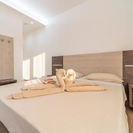 Mentana Rooms-3