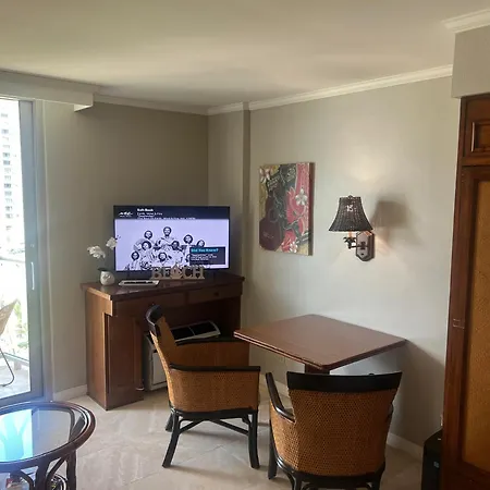 Aloha Gem Studio - Sleek Kitchen, Luxe Amenities & Fast Wi-Fi-2