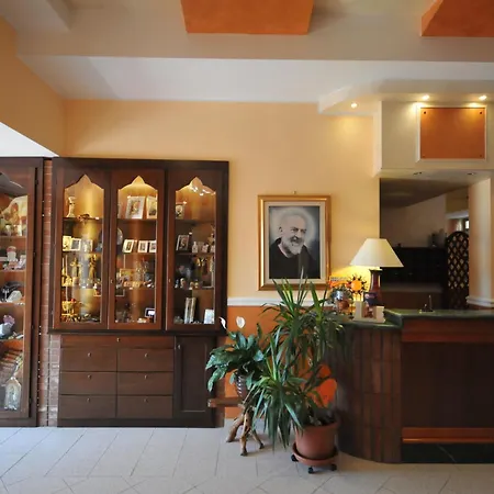 Hotel e Appartamenti La Solaria con parcheggio gratuito a soli 450 MT dalla nuova Basilica di Padre Pio-2