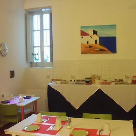 B&B Caravaggio Basic Rooms Near Ortigia-3