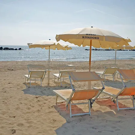 Hotel Rivadoro-Spiaggia ombrellone e lettini-Piscina-Parcheggio-3