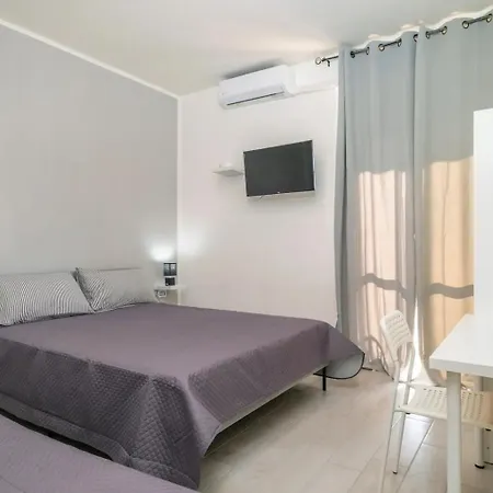 Nicole Rooms-2