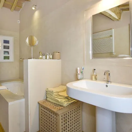 Albergo moderno con bella piscina-3