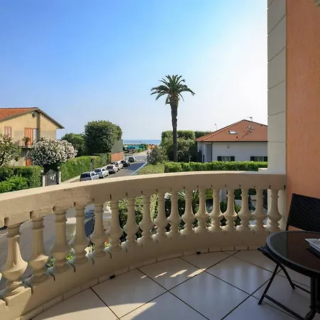 Albergo moderno con bella piscina-2