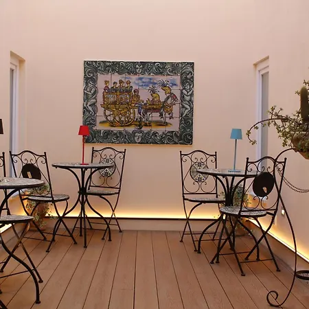 Falstaff Rooms & Suites-2
