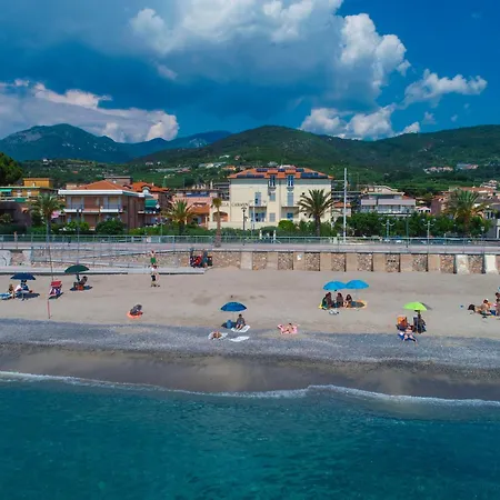 Residence Villa Carmen fronte mare a 50 mt-2