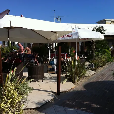 Viva Beach Hotel - 20M From The Beach & Large Breakfast-3