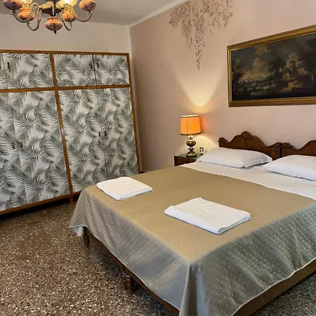 Lions Venice Guest House-3