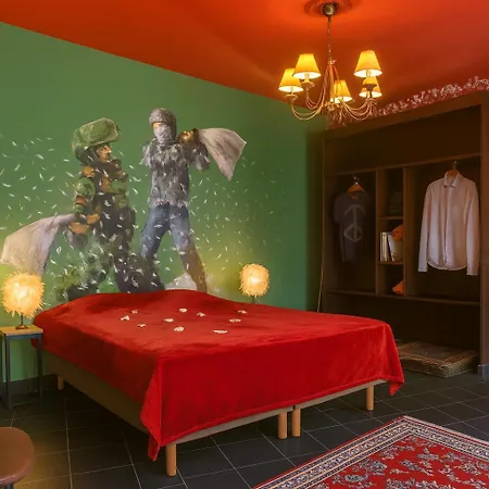 Walled Off Hotel Paris-2