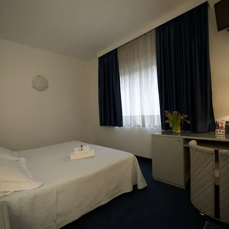 Club Hotel-3