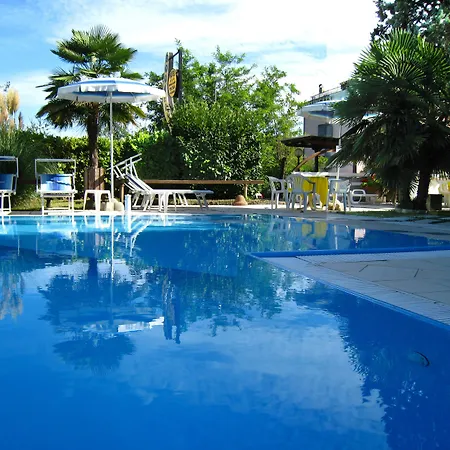 Hotel Boomerang - Check-In & Meals In Front At Hotel Sporting-3