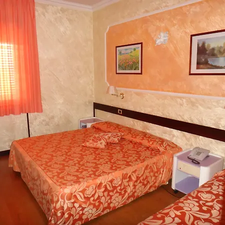 Benny Hotel-3