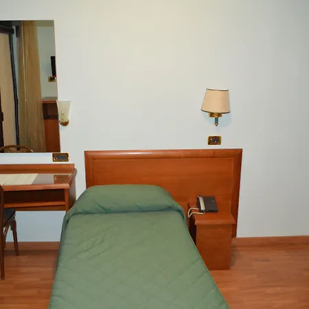 Canadian Hotel-3