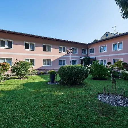 Hotel Ganslhof - Adults Only-3