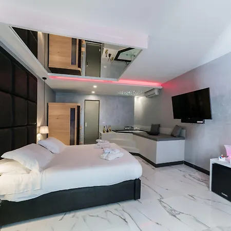 Comola Luxury Suite-3