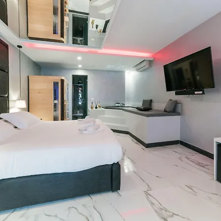 Comola Luxury Suite-2