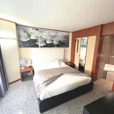 Goldstar Resort & Suites-3