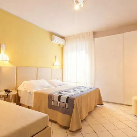 HOTEL TRIONFAL - Fronte Mare - Vicinissimi al Centro-3