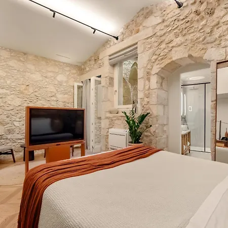 Cool Dreams Luxury Rooms-2