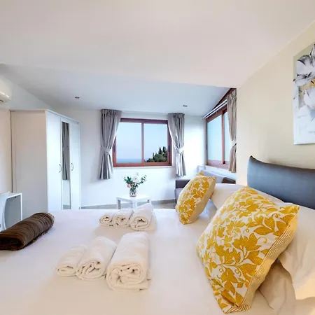 Tauromenion Guest House-2