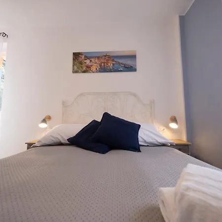 Pippo a Vernazza Rooms-3