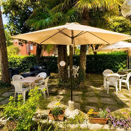 Hotel Villa Pina - vicino al mare con giardino e parcheggio-2